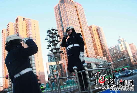 秦皇岛“警花”绽放寒风中(组图)