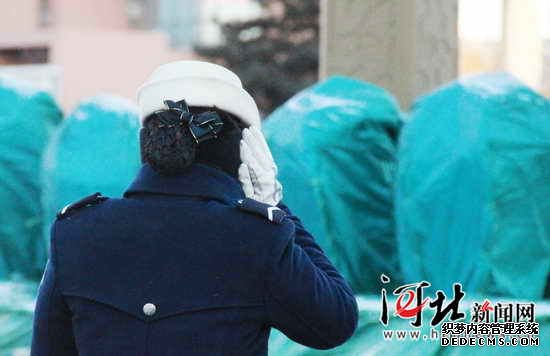 秦皇岛“警花”绽放寒风中(组图)
