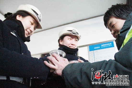 秦皇岛“警花”绽放寒风中(组图)