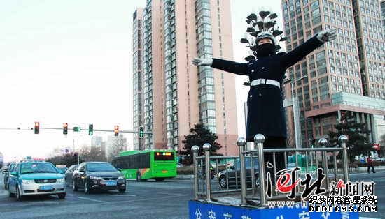 秦皇岛“警花”绽放寒风中(组图)