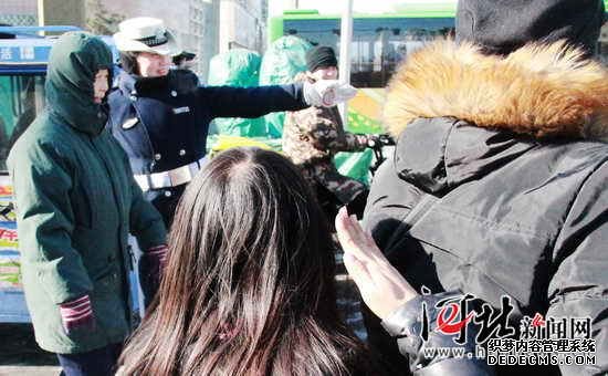 秦皇岛“警花”绽放寒风中(组图)