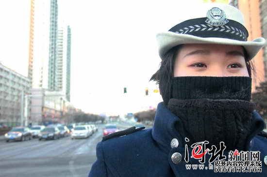 秦皇岛“警花”绽放寒风中(组图)