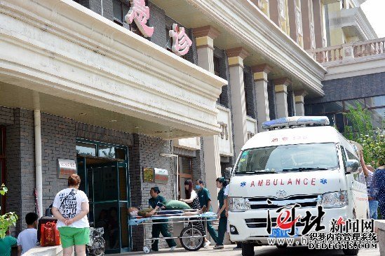北戴河医院医生上完夜班靠橱柜睡着 获赞“最美睡姿”